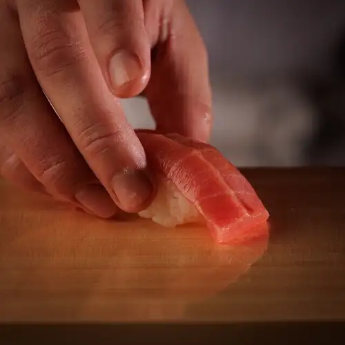 旬の素材と丁寧な仕込みで生まれる握りの魅力！