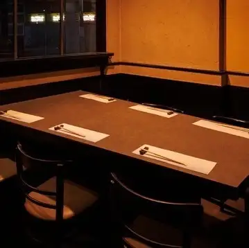 最大12名まで対応可能な貸切空間は、宴会や会食に最適。落ち着いた雰囲気の中、旬の鮨と会話をゆったり楽しめます。テーブル席は6名まで対応し、グループにも便利。周囲を気にせず過ごせるのが魅力。大切な集まりにぜひ♪貸切なら周囲を気にせず、ゆったり過ごせます。プライベート感のあるひとときを。
