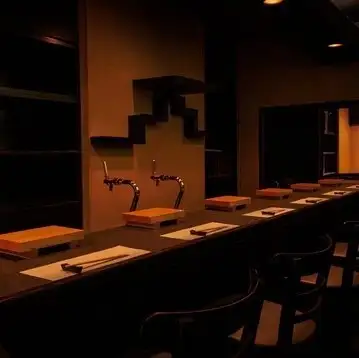 1名から利用できるカウンター席は、職人の技を間近で楽しめる特等席。6席のみの落ち着いた空間で、ゆったり鮨を堪能できます。テーブル席もあり、少人数の利用にぴったり。静かな雰囲気の中、会話を楽しみながら食事をどうぞ。目の前で繰り出される所作も魅力。穏やかな時間が流れます。心地よいひと時をどうぞ♪