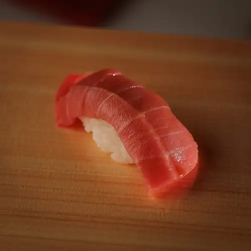 旬の素材を活かした握りの逸品！シャリとの調和が光る職人仕込み。季節の味わいをどうぞ！