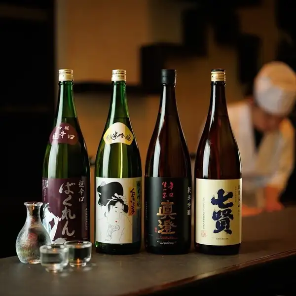 赤羽で味わう、本格江戸前鮨と上質なひととき。大衆的なお酒から上質なお酒までこだわって厳選。
