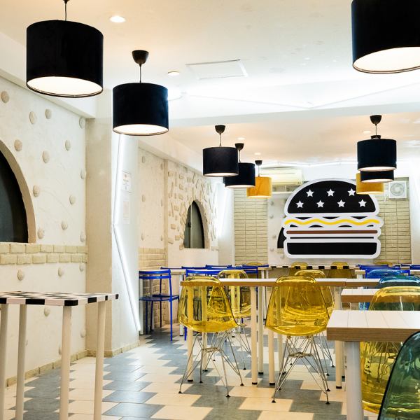カラフルでポップな内装に、思わずワクワク♪ 店内にはハンバーガーのオブジェが飾られ、かわいくておしゃれな椅子が並ぶ、楽しい空間が広がっています。開放感たっぷりの80席を完備しているので、友達とワイワイ楽しむのも、一人でゆったりくつろぐのもOK！