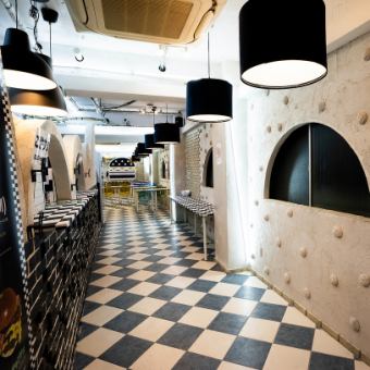 カラフルでポップな内装に、思わずワクワク♪ 店内にはハンバーガーのオブジェが飾られ、かわいくておしゃれな椅子が並ぶ、楽しい空間が広がっています。開放感たっぷりの80席を完備しているので、友達とワイワイ楽しむのも、一人でゆったりくつろぐのもOK！