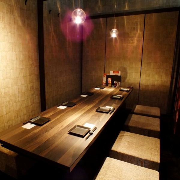 【仲の良いご友人・知人様とのお食事に最適な個室席】ゆったりお過ごし頂ける個室席を完備しており、広々とした空間でのお食事とお酒をお愉しみいただけます。お料理やお酒も豊富にご用意しておりますので、飲み会やお食事の席に最適です。