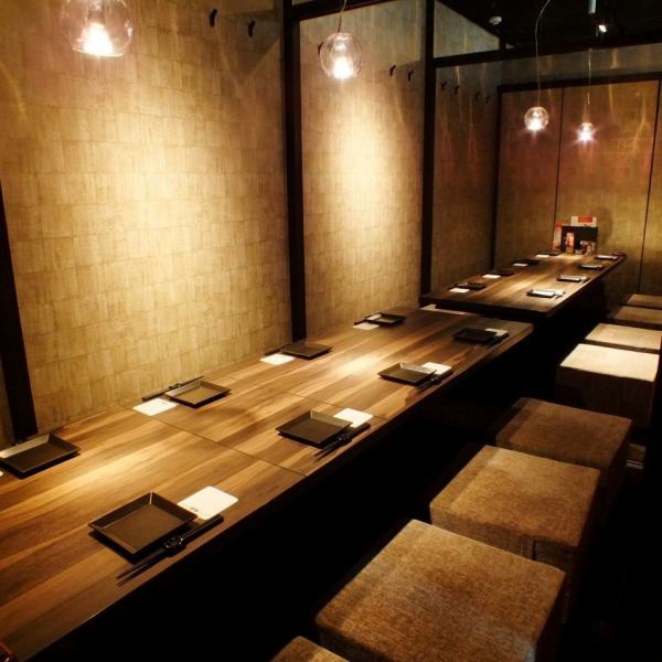 【個室完備】 ご宴会は『楽蔵うたげ　恵比寿東口駅前店』にお任せください！大人数様向けの大型個室では、ゆったりとした楽しいひと時をお過ごしいただけます。中小規模のお食事にピッタリの個室もご用意しているので、ご家族でのご利用や仲間内の飲み会にも。