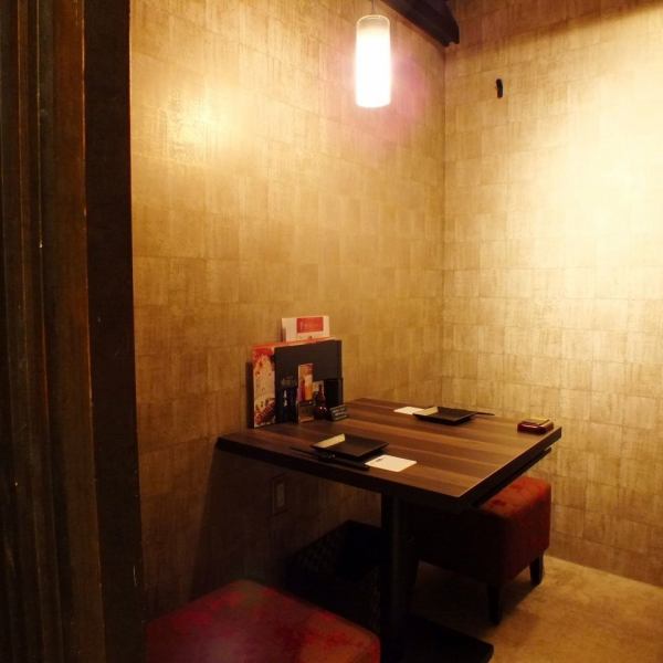 【デート・女子会にも】店内は和モダンでくつろげる空間。落ち着いた雰囲気の個室でゆったりとお過ごし頂けます。デートや記念日、接待などプライベートな飲み会にご利用ください。疲れた足を伸ばしながらお食事をお愉しみいただけます。