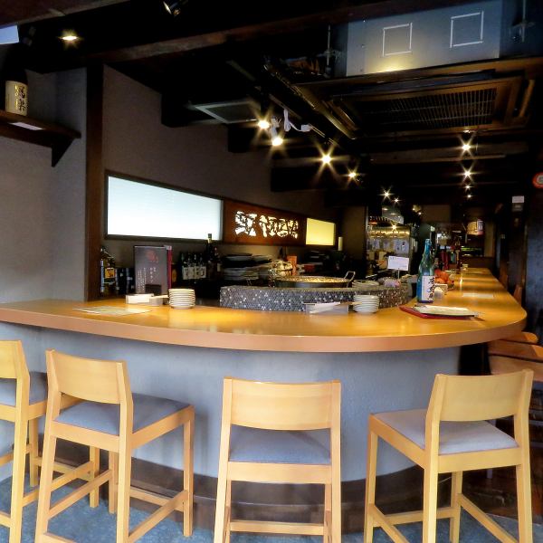 【新栄町駅から徒歩4分★】駅チカ好立地の当店◎仕事終わりのちょい飲みはもちろん、特別な方とのお食事にもピッタリで幅広いシーンでお使いいただける落ち着いた空間となっております。貸切利用も可能で、着席時は23名様、半立食ですと40名様ほどまで可能です。ぜひあらかじめ店舗まで人数ご予算等ご相談くださいませ♪