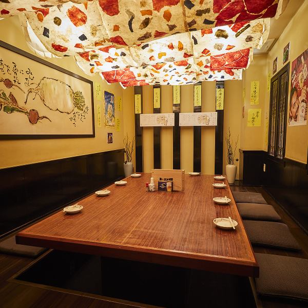 和の温もりを感じる座敷席は、ゆったり寛げる人気のお席。天井には和紙の装飾が広がり、温かい灯りに包まれた落ち着いた空間です。新鮮な鮮魚のお刺身や名古屋名物、全国各地の地酒を囲みながら、仲間と賑やかに楽しめるのも魅力。会社宴会や友人同士の集まりなど、大人数でもゆったりとお過ごしいただけます。