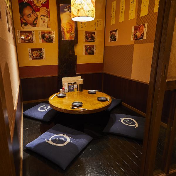 落ち着いた雰囲気の半個室席は、2～4名様でのご利用にぴったり。木の温もりを感じる空間で、ゆったりと食事やお酒を楽しめます。全国47都道府県の地酒や旬の鮮魚を味わいながら、会話も自然と弾む居心地の良い空間。デートや仕事帰りの飲み会、気の合う仲間とのちょい飲みにもおすすめです。