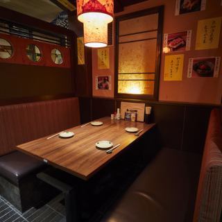 落ち着いた雰囲気の店内には、少人数で気軽にご利用いただけるテーブル席をご用意。ご友人とのお食事やお仕事帰りの一杯など、ゆったりとした時間をお過ごしいただけます。