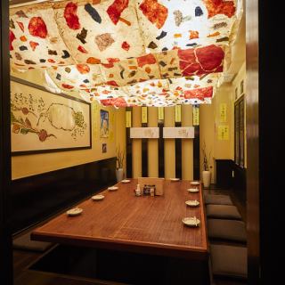 足を伸ばしてゆったりくつろげる掘りごたつ席は、5～6名様の飲み会に最適。落ち着いた空間で、お食事とお酒をゆっくりお楽しみいただけます。