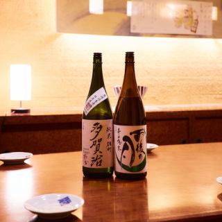 落ち着いた雰囲気の店内には、少人数で気軽にご利用いただけるテーブル席をご用意。ご友人とのお食事やお仕事帰りの一杯など、ゆったりとした時間をお過ごしいただけます。