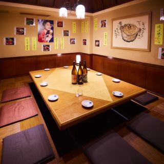 足を伸ばしてゆったりくつろげる掘りごたつ席は、5～6名様の飲み会に最適。落ち着いた空間で、お食事とお酒をゆっくりお楽しみいただけます。