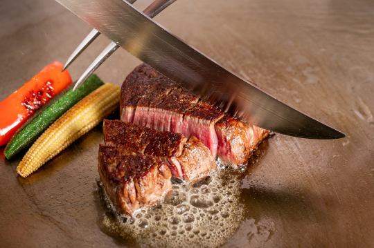 [Premium Anniversary] Toast drink and plate included! Assortment of three types of luxury A5 Japanese black beef, etc.