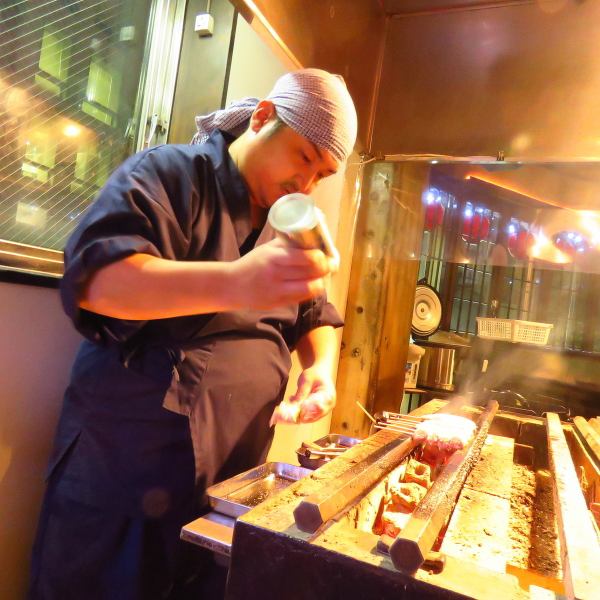 気さくな店主がお出迎え♪一人ゆったりと過ごす気楽な夜は、カウンターで店主との掛け合いを楽しむのも◎お仕事帰りの飲み会といったお集まりの際は、ぜひテーブル席で大いに賑わってください。