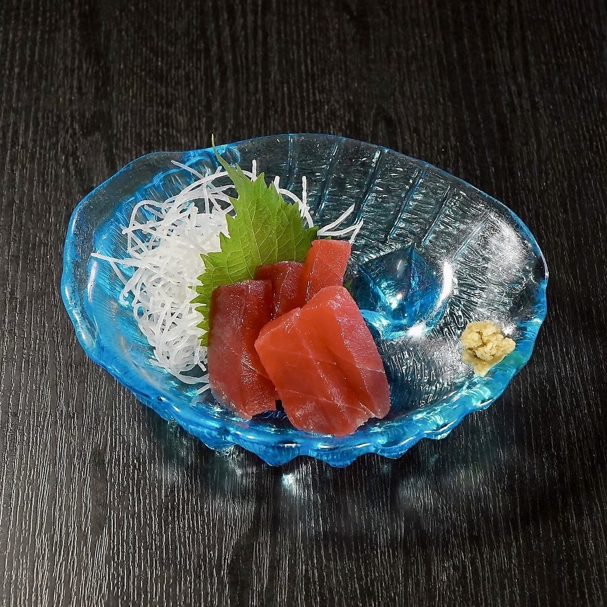 塩漬けマグロや海ぶどうなど沖縄特産の海鮮一品を多数ご用意！