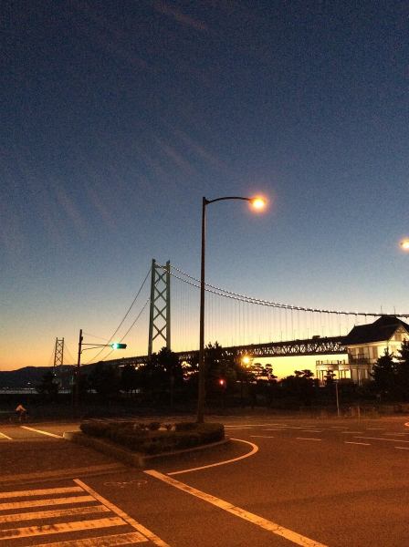 明石海峡大橋を望むお店はデートにおすすめ。海に沈む夕日を眺めながらロマンチックなディナーが味わえます。目の前にある広いアジュール舞子市営駐車場の利用を当店にて一部負担させて頂きますので、当店にてディナーの後、お車を停めたまま散歩がてらに明石海峡大橋のライトアップと、夜景をお楽しみ下さいませ。