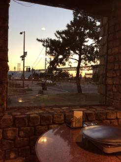 From the table seats, only one Akashi Kaikyo Bridge is a couple seat for two people, which is the most scenic seat.It depends on the season, but it is recommended to take about 1 hour and 30 minutes before sunset.