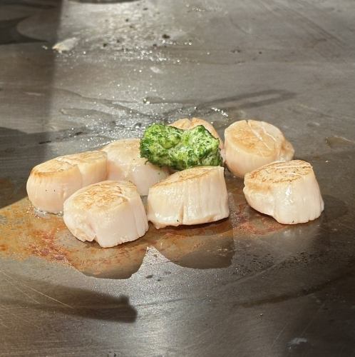 【海の幸を鉄板で】熱々濃厚な帆立バターは酒の肴にもぴったり♪