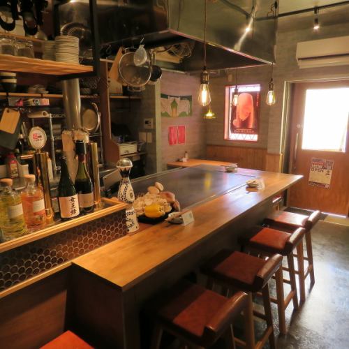 カウンター6席テーブル4名席×2