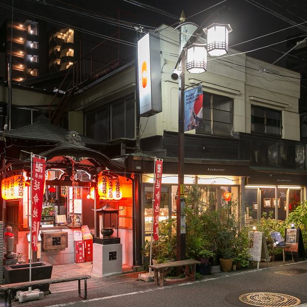 在“千代通商店街”的Enmei Jizo旁有“ Ayubowan！”，地鐵千代田線千代木站步行8分鐘，JR西西日暮里站步行6分鐘。這是一個時尚的咖啡館般的外觀。供應以斯里蘭卡咖哩為特色的民族美食！晚上，您可以在咖哩酒吧品嚐清酒。