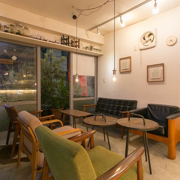 景觀設計師Eiki Danzuka的第一個小型商店設計。時尚而寧靜的商店有櫃檯座位和桌子座位。非常適合一個人，朋友或家人使用。在充滿柳田和千a木風情的城市風光中，在咖啡館風格的商店中享用精美的斯里蘭卡咖哩！