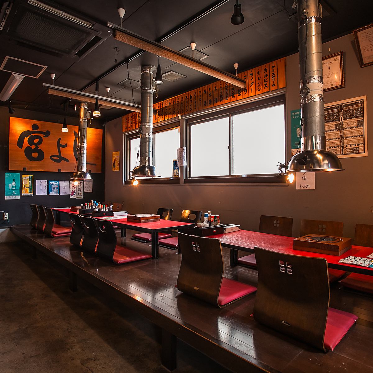 We have tatami seating available! It's a spacious space that can accommodate large groups!