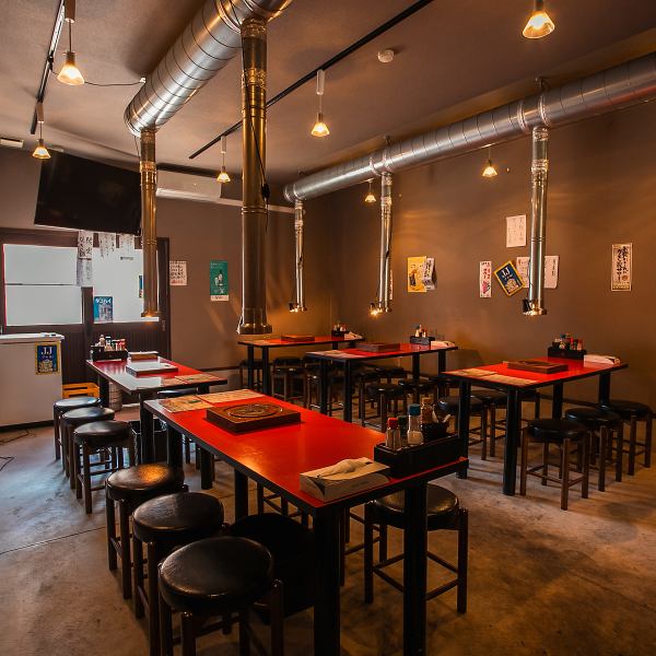 [A space recommended for various banquets ◎] It has a nostalgic atmosphere, and is a space where you can eat, drink and have fun with everyone. Please enjoy your favorite drink while sipping on freshly grilled pork innards.It is also possible to rent the entire facility, so please feel free to contact us.