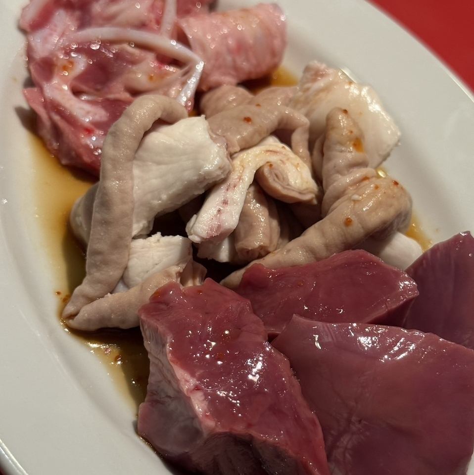 For customers celebrating birthdays or anniversaries, we present a "horumon platter"♪