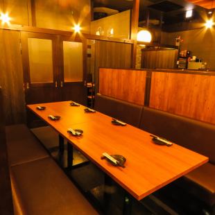 [Box seats divided into private rooms for 4 people] ~ Sofa-style semi-private room seats ~ Semi-private room seats with a fashionable atmosphere! Sofa-style seats that are easy to sit on.We offer banquet courses from 3000 yen.