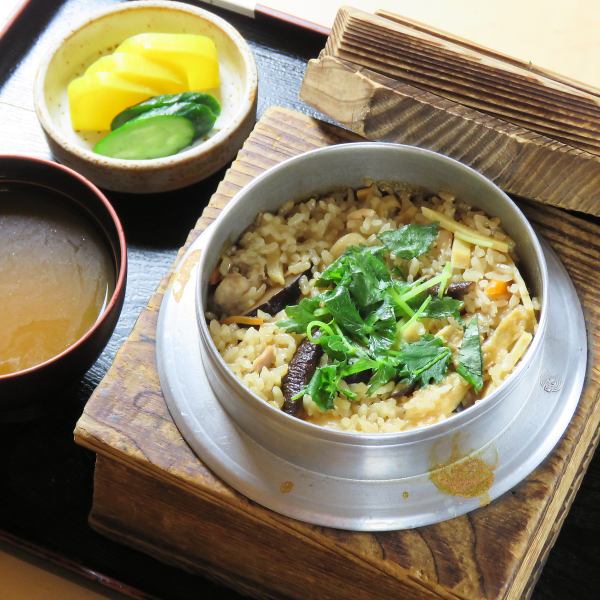 使用嚴選高湯的“京都町之釜飯”，附味噌湯和粽子1,595日元（含稅）
