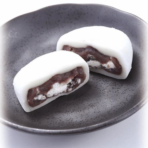 Daifuku mochi (rice cake with daifuku filling)