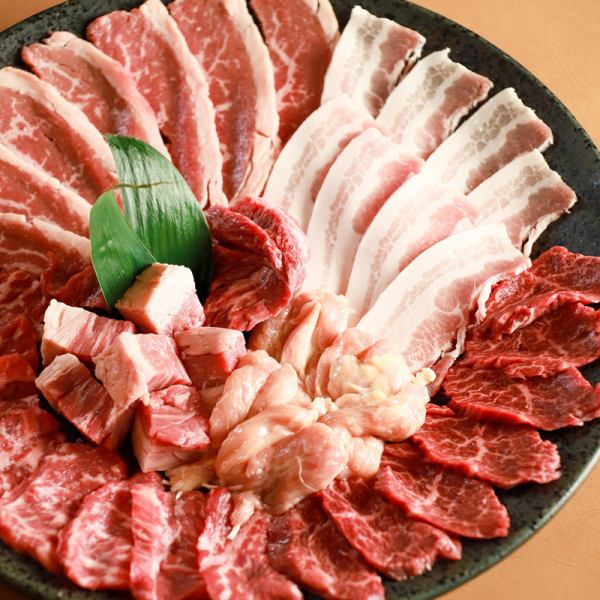 First, try the famous daifuku kalbi and daifuku skirt steak! Enjoy delicious meat!