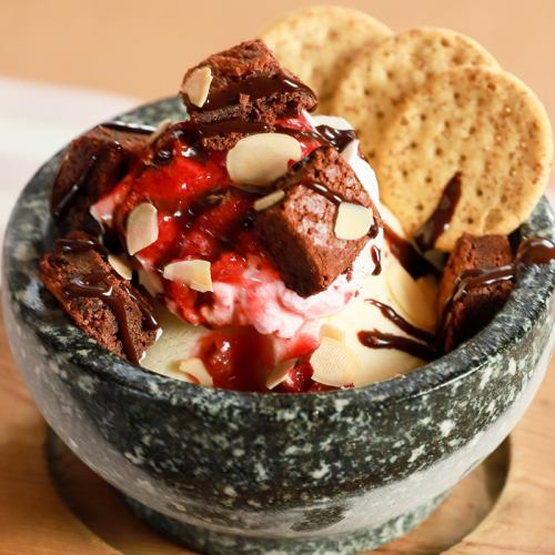 Stone-kneaded ice cream (strawberry sauce & chocolate brownie)