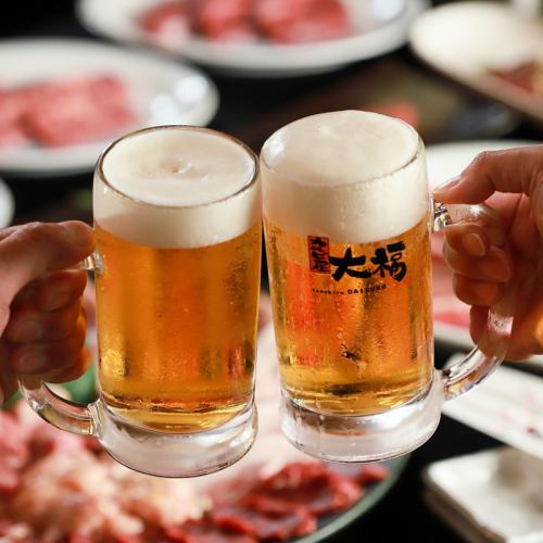 Beer goes well with yakiniku! Cheers with a cold beer