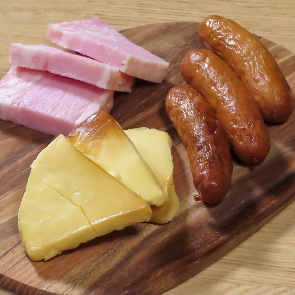 ビールにもよく合う♪≪燻製盛り合わせ≫燻製ウィンナー香り豊かな盛り合わせ