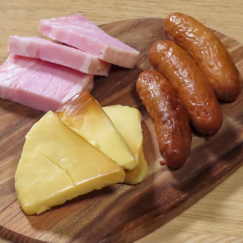 ビールにもよく合う♪≪燻製盛り合わせ≫燻製ウィンナー香り豊かな盛り合わせ