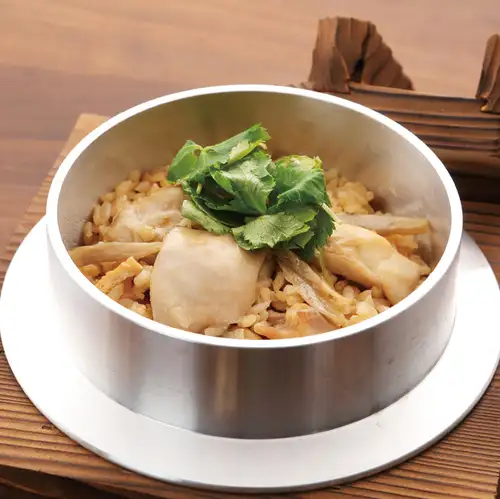 新鮮烹調的雞肉飯