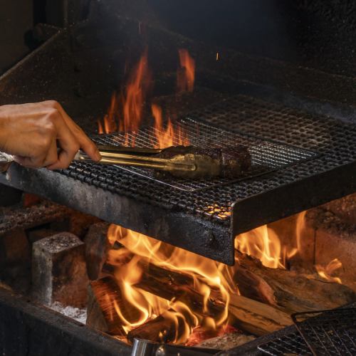 薪火グリラーで焼き上げる肉料理