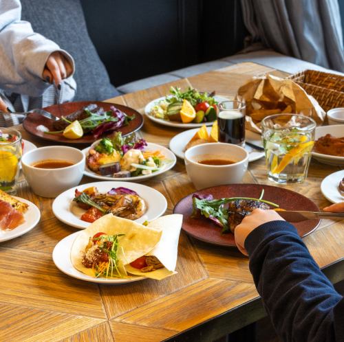 ランチ【30種以上の前菜ビュッフェ ＋選べる メイン料理付き】