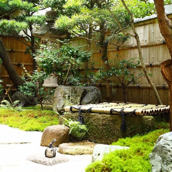 一階席から見えるお庭の眺めは最高。食事しながら京都の四季を感じられる。お庭の風景がお料理を一層ひきたてる。