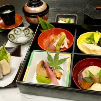 ☆Lunch menu: Shokado bento [Miyabi] (wheat gluten tempura)