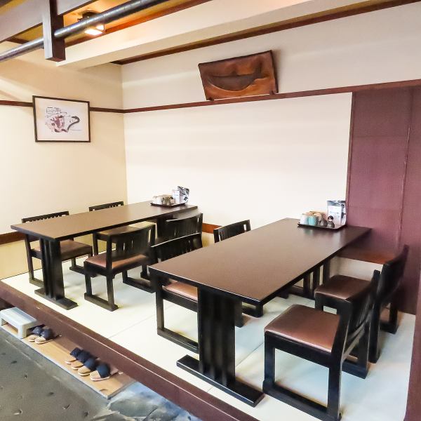 【テーブル】4名様掛け椅子席テーブルを2席、4名様用の座卓テーブルを1席ご用意しております。少人数のご利用からご家族連れのお客様までごゆっくりお食事をお楽しみいただけます。当店がこだわりぬいて作り上げる鰻を心行くまでご堪能ください