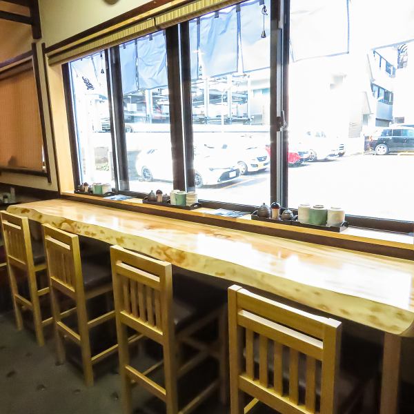 【カウンター】カウンターは計4席ご用意しており、お1人様からのご来店も大歓迎です！お仕事やお買い物の合間にもご来店いただけます。ぜひお気軽にご来店ください！