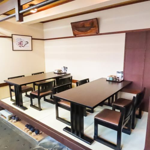 4名様掛け椅子席テーブル×2席