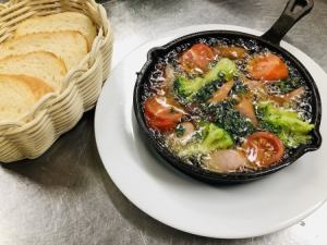 ソーセージとトマトのアヒージョ バケット付