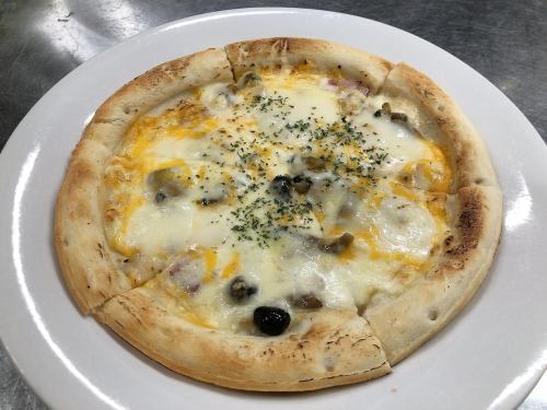 ベーコンとキノコのクリームピザ