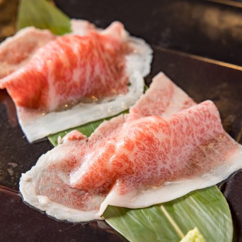 【一口で広がる肉の旨み】肉寿司 サーロイン(一貫)800円(税込880円)/上赤身(一貫)500円(税込550円)