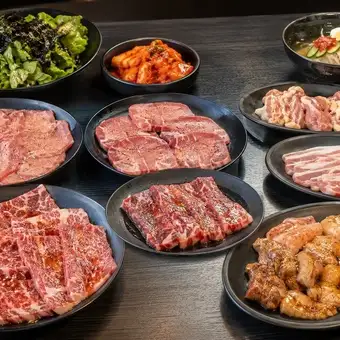 【90分飲み放題付き】タン・カルビ・ハラミ・など、焼肉の定番を一度に味わえる焼肉コース