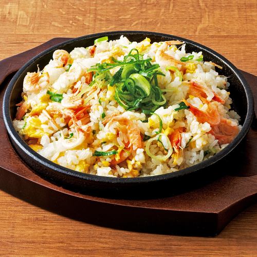 Hot iron plate fried rice with Sakura shrimp and Kujo green onions